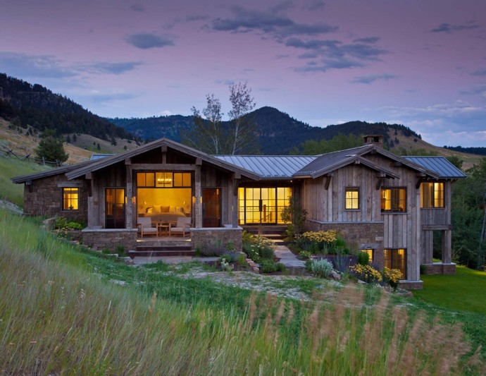 Деревянный дом на склоне горы в штате Монтана