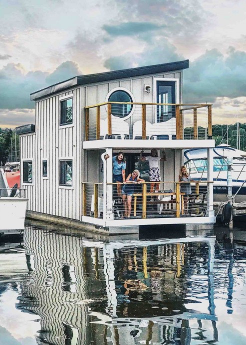 Плавучий дом на берегу озера Мичиган в США
