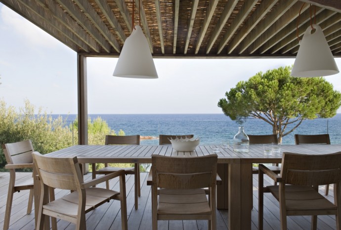 Дом архитектора Натали Апостолатос на берегу Средиземного моря на юге Корсики