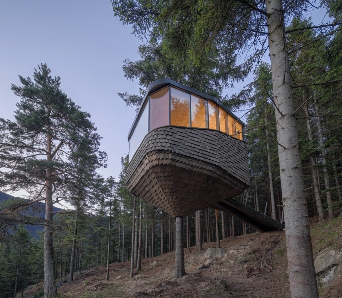 Два сдаваемых в аренду дома в форме сосновых шишек над городом Одда, Норвегия