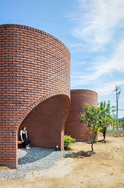 Заборная стена как часть здания в дизайне дома в Южной Корее