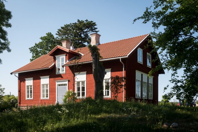 Превращённая в жилой дом сельская школа 1868 года постройки в провинции Сёдерманланд, Швеция