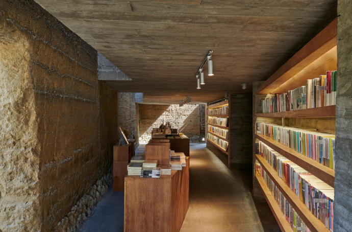 Книжный магазин в ранее заброшенной резиденции в провинции Фуцзянь, Китай