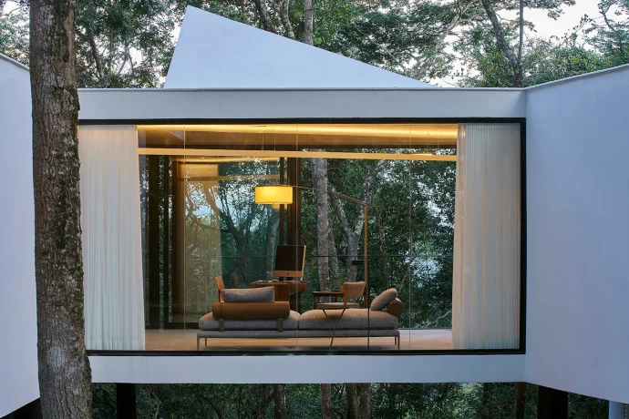 Впечатляющий современный дом на участке с крутым склоном в Бразилии