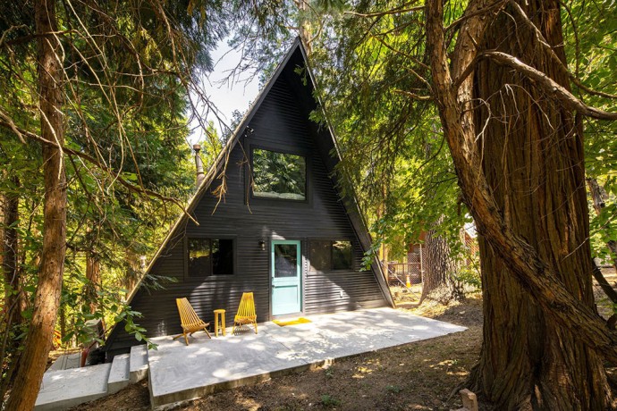 Дом A-образной формы в горном городке Крестлайн, Калифорния