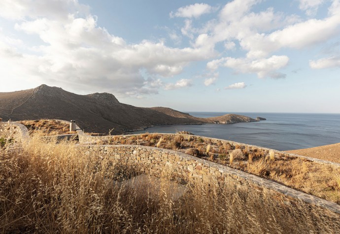 Дом, сливающийся с окружающим пейзажем, на греческом острове Серифос