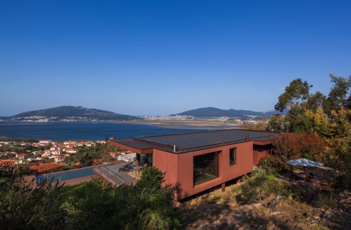 Просторный дом с панорамными окнами в Каминье, Португалия