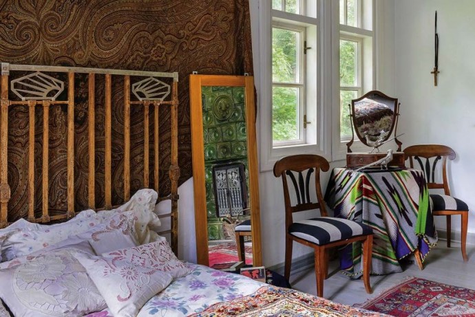 Дом, полный старинных безделушек и мебели, расположенный в польской провинции