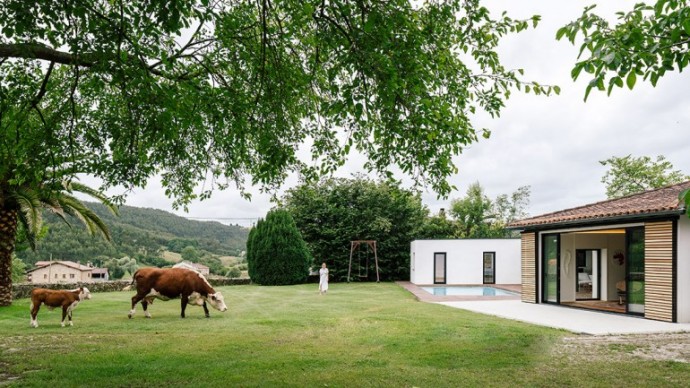 Старая конюшня недалеко от Сантандера в Испании, превращенная в современный дом