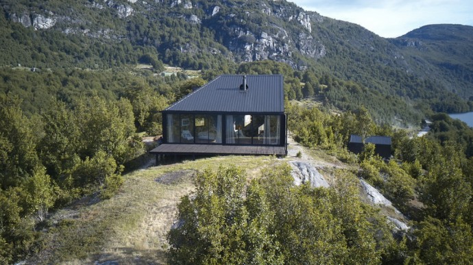 Дом на вершине горы у озера Лонконао в Чили