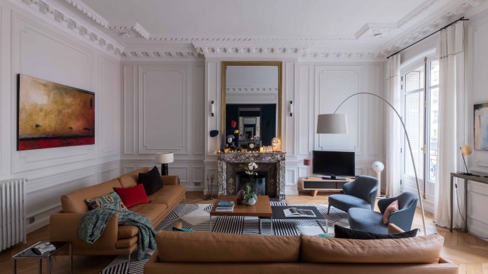 Элегантный интерьер просторной квартиры в Париже