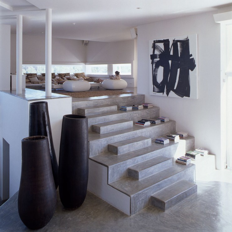 Интерьер виллы на Ибице, оформленный в минималистском стиле с добавлением этнических элементов