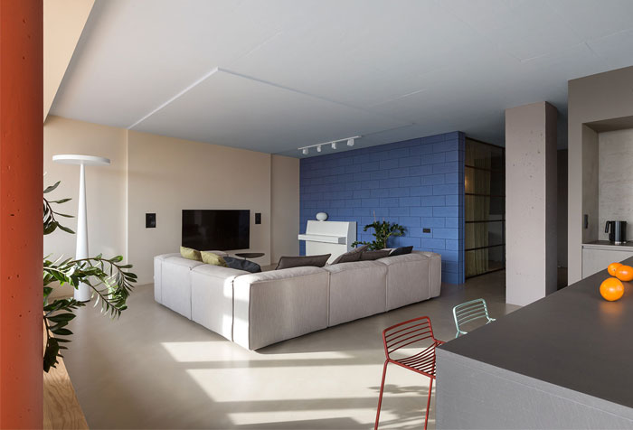Интригующие дизайнерские конструкции и яркие акценты в интерьере просторных апартаментов