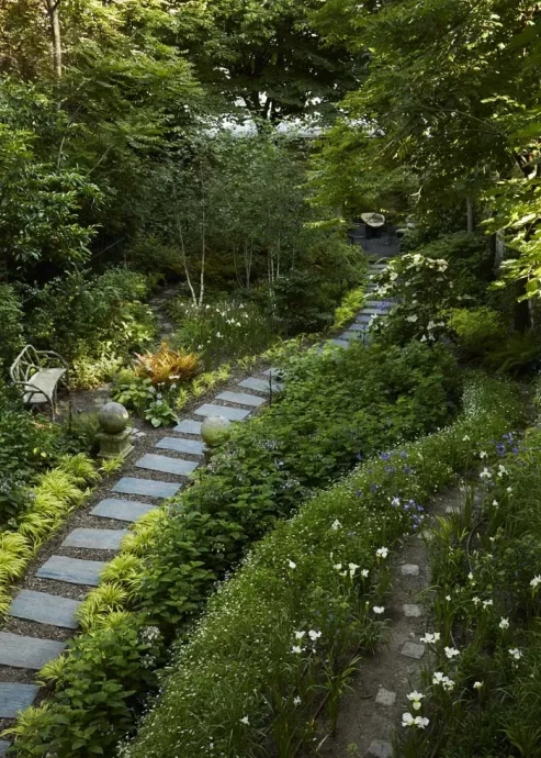 Особняк с пышным садом в Париже