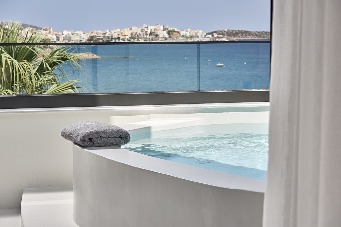 Современный дом с видом на море в Греции