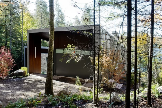 Многоуровневый дом, расположенный у озера Гейт в Квебеке, Канада