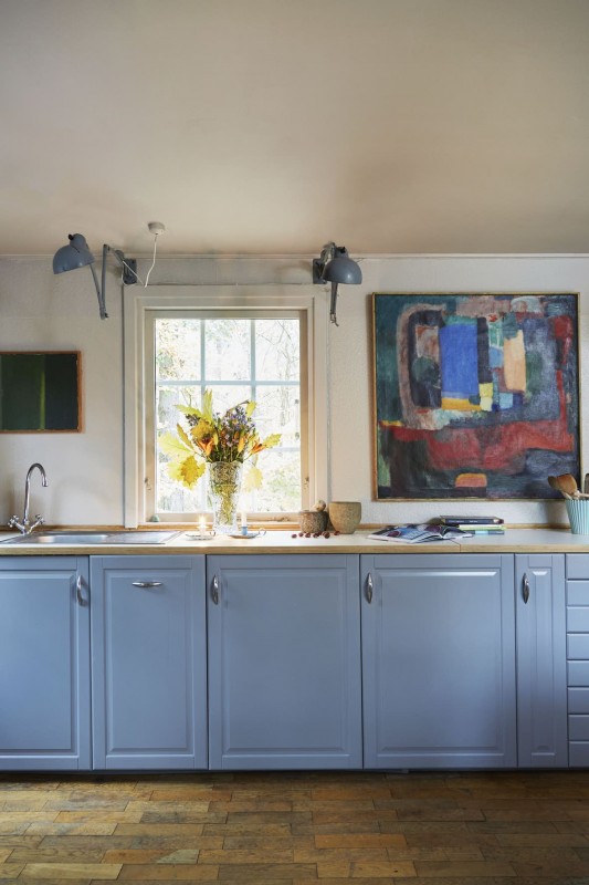 Небольшая уютная хижина в лесу