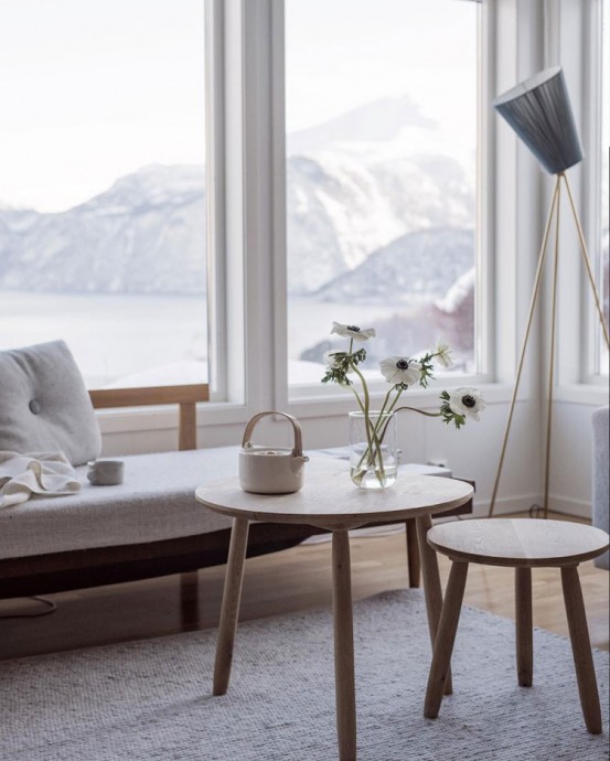 Дом на холме с видом на фьорд в Норвегии