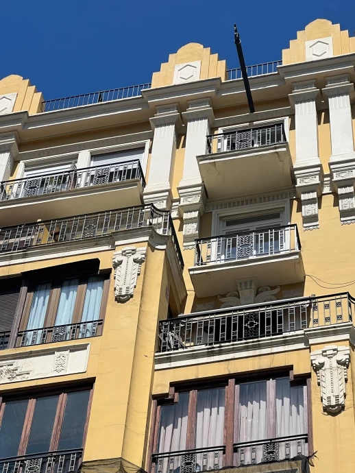Квартира в Валенсии, оформленная дизайнером Хайме Айоном для творческих людей