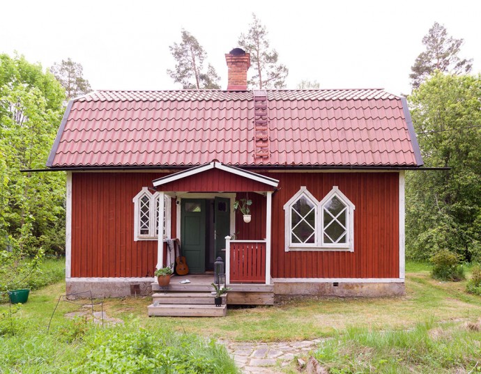 Небольшойдачный домик с оригинальными окнами в Швеции