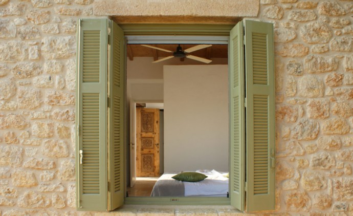 Стилизованный под старинный современный каменный дом для британской семьи в Греции