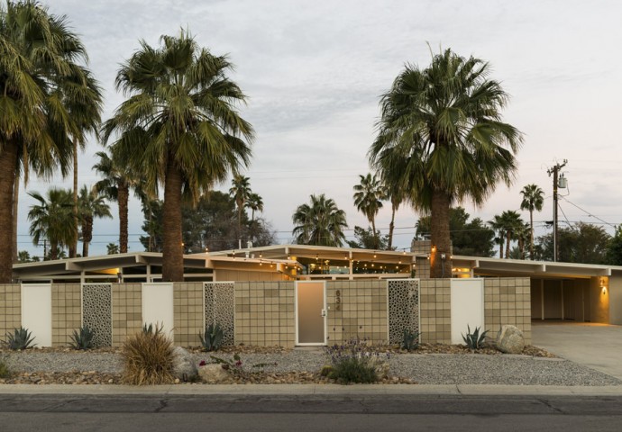 Просторная открытая планировка дома и роскошный бассейн в Палм-Спрингс, Калифорния