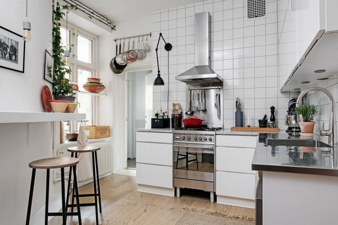 Серые тона и яркие акценты в интерьере шведской квартиры