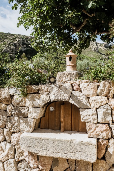 Старинный каменный дом с захватывающими видами на Мальорке