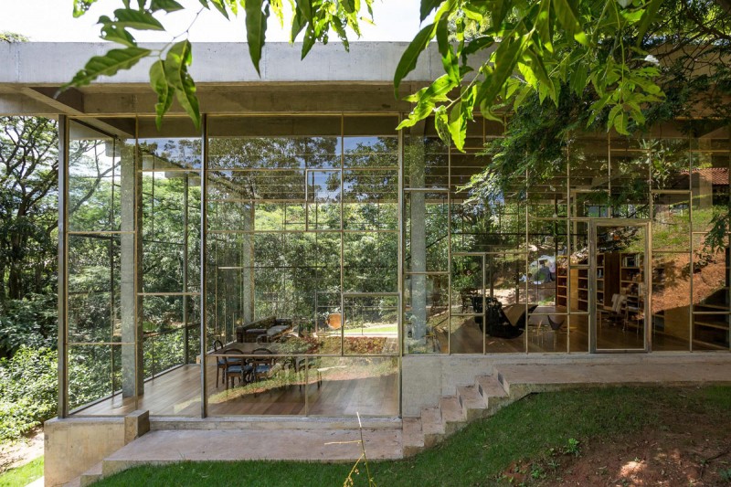 Дом со стеклянными стенами в Бразилии