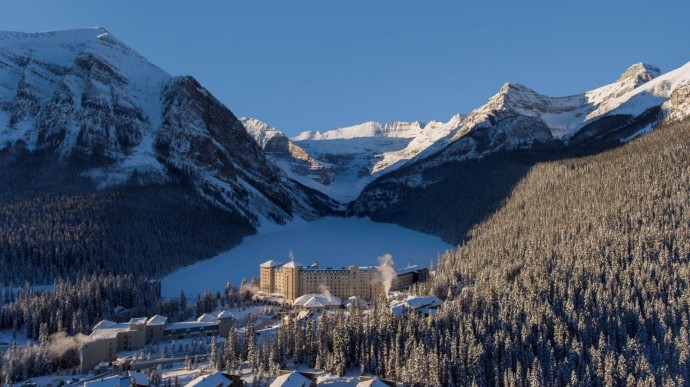 Канадский отель Fairmont Chateau Lake Louise, окруженный высокими горными вершинами