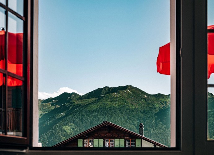 Отель Experimental Chalet в швейцарских Альпах