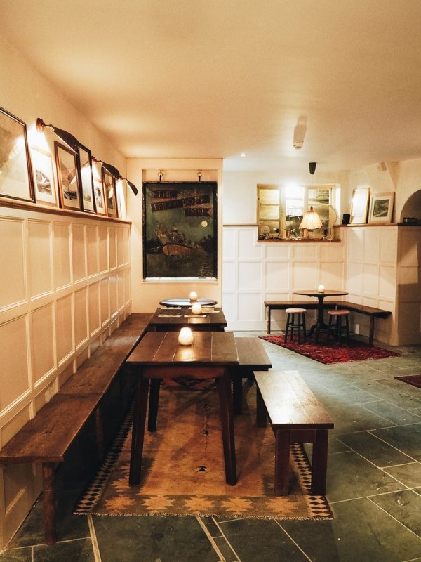 Приморский паб The Ferry Boat Inn в Корнуолле, Англия
