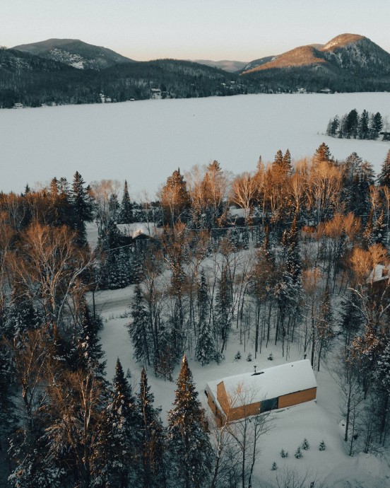 Современный дом на горнолыжном курорте Мон-Трамблан в канадской провинции Квебек