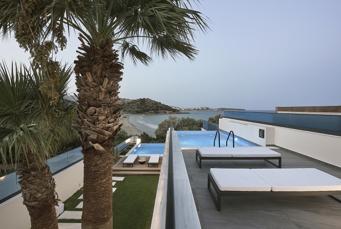 Современный дом с видом на море в Греции