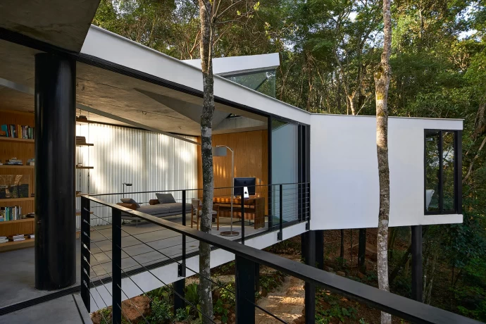 Впечатляющий современный дом на участке с крутым склоном в Бразилии
