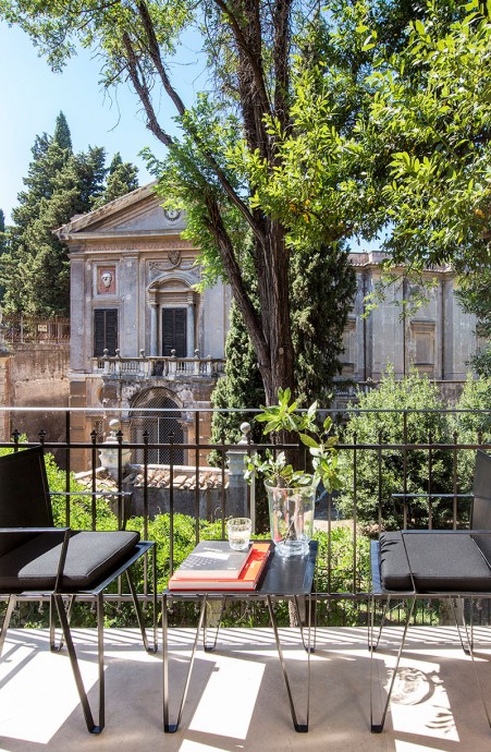 Апартаменты с видом на старинный палаццо в Риме