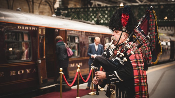 Поезд The Royal Scotsman, принадлежащий компании Orient-Express Hotels и курсирующий по Шотландии