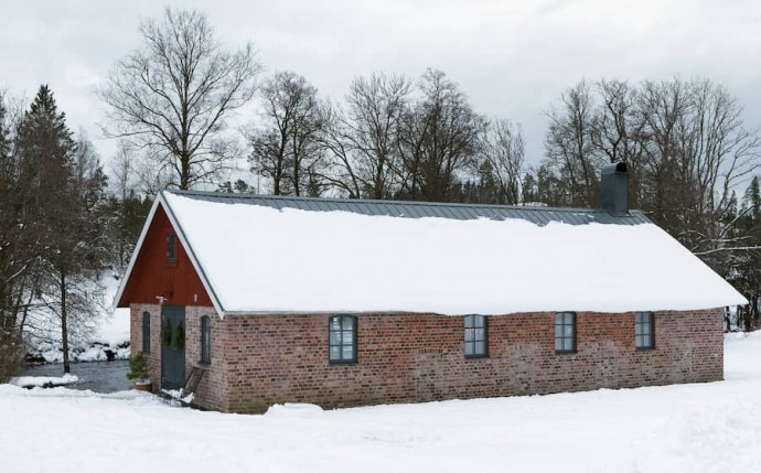 Превращённая в жилой дом хозпостройка конца 1800-х годов недалеко от Буроса, Вестра-Гёталанд, Швеция