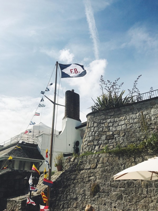 Приморский паб The Ferry Boat Inn в Корнуолле, Англия