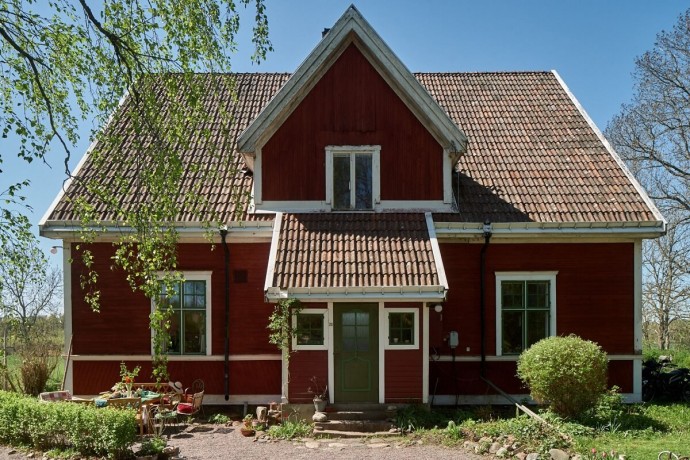Бывшая сельская школа 1914 года в Тунаби (Уппсала, Швеция), превращённая в семейный загородный дом