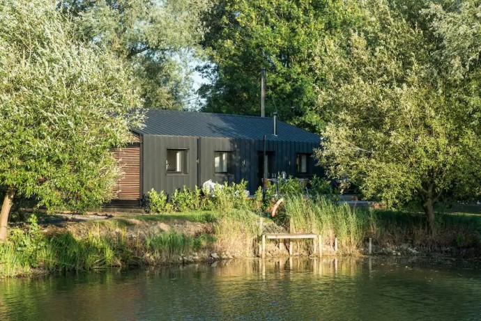 Дом у озера в Котсуолде, Великобритания
