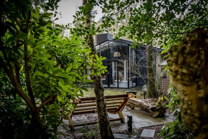 Небольшой деревянный дом , расположенный посреди леса Вехтдал в Нидерландах