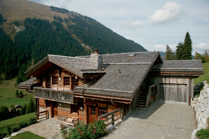 Обновленный крестьянский дом XVI века в Гштааде, швейцарские Альпы