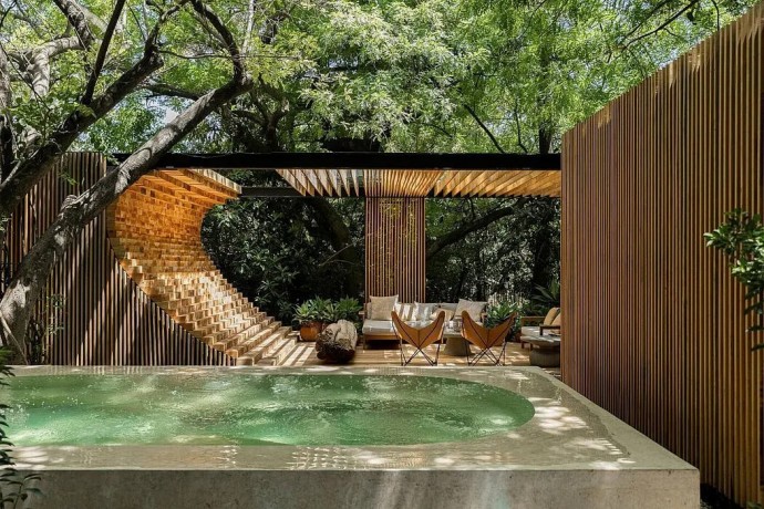 Дом из дерева и стекла в Мексике, интегрированный в окружающую среду