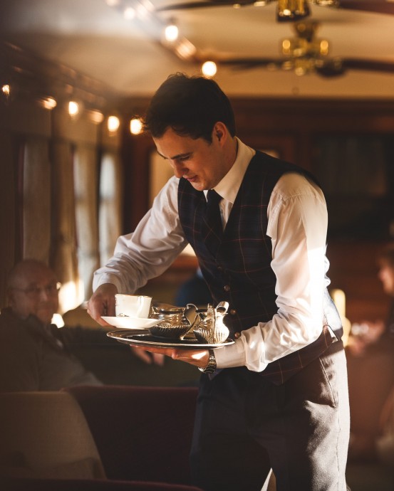 Поезд The Royal Scotsman, принадлежащий компании Orient-Express Hotels и курсирующий по Шотландии