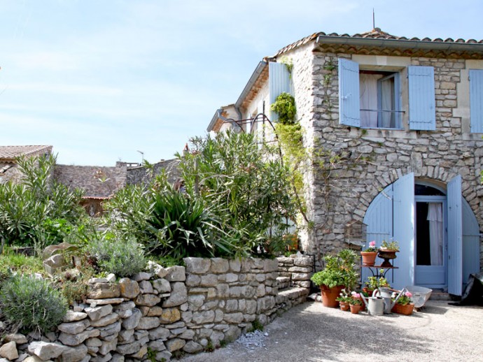 Старый каменный дом дизайнера Джозиан Хатчинсон, расположенный на окраине города Юзес, Франция