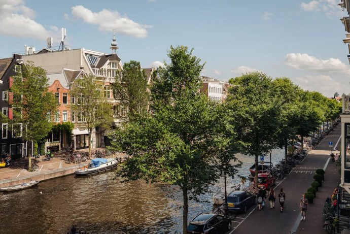 Квартира в 150-летнем доме у канала в Амстердаме