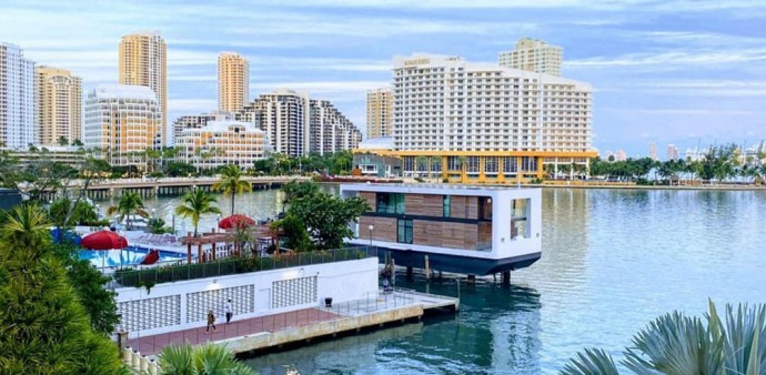 Просторный плавучий дом с гидравлическими сваями в Майами