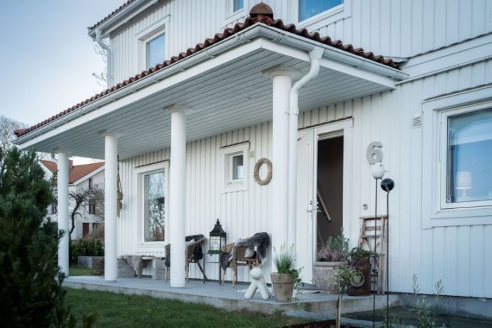 Шведский деревянный дом площадью 150 м2 с просторной террасой