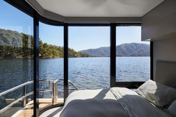 Плавучий дом, пришвартованный в водах австралийского озера Эйлдон